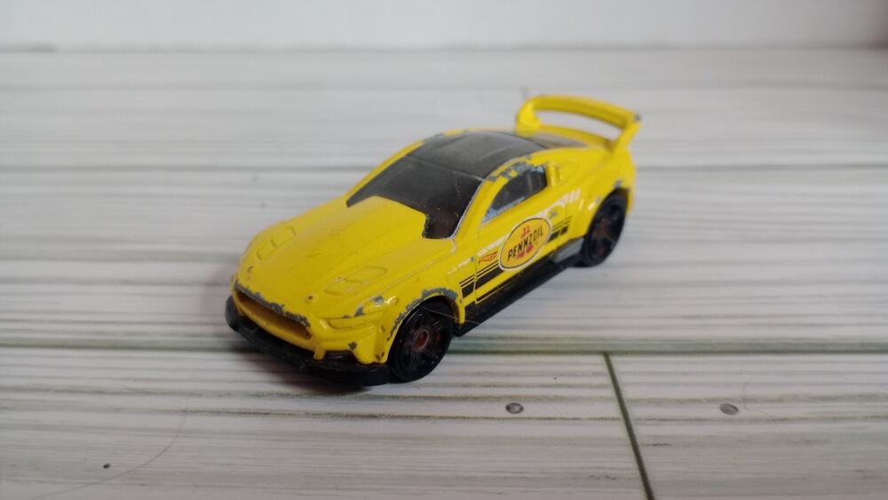 HOT WHEELS CUSTOM 2015 FORD MUSTANG YELLOW PENNZOIL